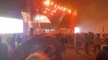 Imagem mostra pessoas em frente a palco durante campanha no México