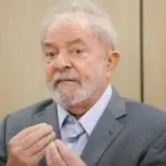 Luiz Inácio Lula da Silva, de paletó cinza e gravata branca, gesticula as mãos e se porta com feição de alguém assustado durante entrevista concedida ao site El País Brasil, em maio de 2019