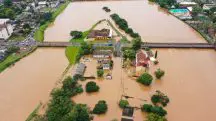 A Defesa Civil do Estado do Rio Grande do Sul afirma que estas iniciativas são parte de um esforço mais abrangente para prover assistência rápida às populações impactadas pelas inundações