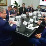 O governador de SP, Tarcísio de Freitas, em uma reunião com representantes do Edge Group | Foto: Francisco Cepeda/Governo do Estado de SP