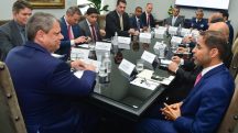 O governador de SP, Tarcísio de Freitas, em uma reunião com representantes do Edge Group | Foto: Francisco Cepeda/Governo do Estado de SP