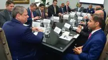 O governador de SP, Tarcísio de Freitas, em uma reunião com representantes do Edge Group | Foto: Francisco Cepeda/Governo do Estado de SP