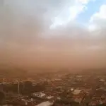 Imagem mostra poeira avançando sobre cidade do interior de SP