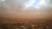 Imagem mostra poeira avançando sobre cidade do interior de SP