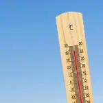 Imagem meramente ilustrativa de termômetro que mostra temperatura elevada; Inmet emite alerta vermelho de onda de calor