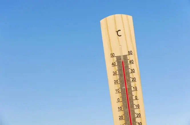 Imagem meramente ilustrativa de termômetro que mostra temperatura elevada; Inmet emite alerta vermelho de onda de calor