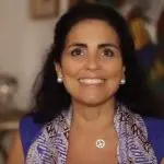 Thereza Collor, sorrindo, durante entrevista a um canal no YouTube
