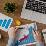 O mês com o menor valor investido foi janeiro, com R$ 4,8 bilhões, enquanto dezembro registrou o maior investimento, R$ 7,3 bilhões | Foto: Reprodução/Freepik