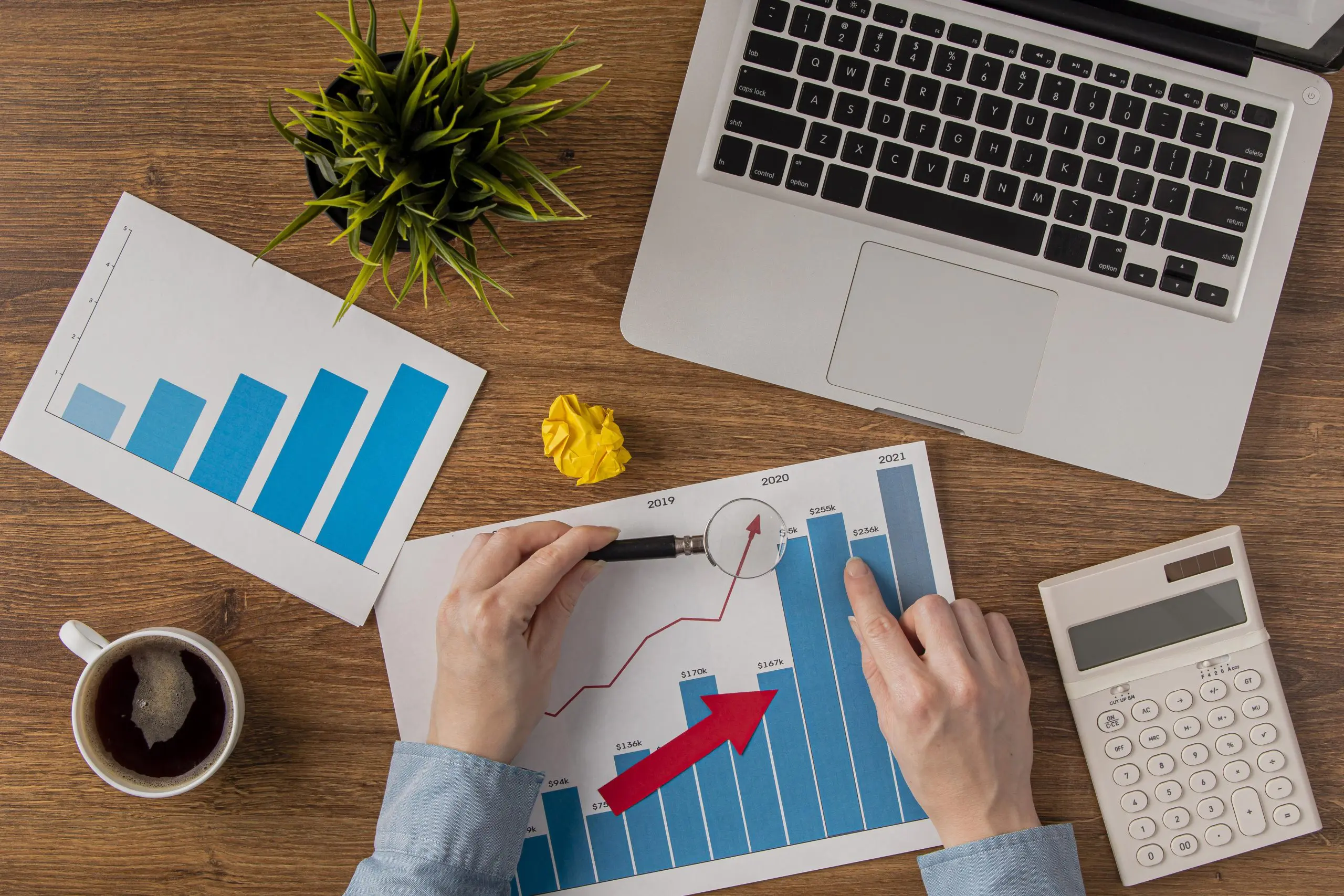 O mês com o menor valor investido foi janeiro, com R$ 4,8 bilhões, enquanto dezembro registrou o maior investimento, R$ 7,3 bilhões | Foto: Reprodução/Freepik