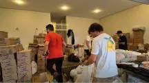 Voluntários da empresa de investimentos Faz Capital, durante uma triagem de doações em Porto Alegre - RS