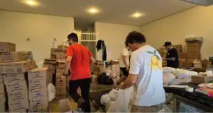 Voluntários da empresa de investimentos Faz Capital, durante uma triagem de doações em Porto Alegre - RS