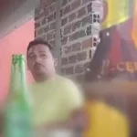 As imagens mostram o vereador aparentemente em um bar, consumindo bebidas alcoólicas | Foto: Reprodução