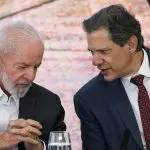 O presidente Lula da Silva e o ministro da Fazenda, Fernando Haddad: inflação de alimentos ajuda a corroer a imagem do governo petista | Foto: José Cruz/Agência Brasil