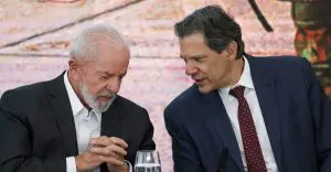 O presidente Lula da Silva e o ministro da Fazenda, Fernando Haddad: inflação de alimentos ajuda a corroer a imagem do governo petista | Foto: José Cruz/Agência Brasil