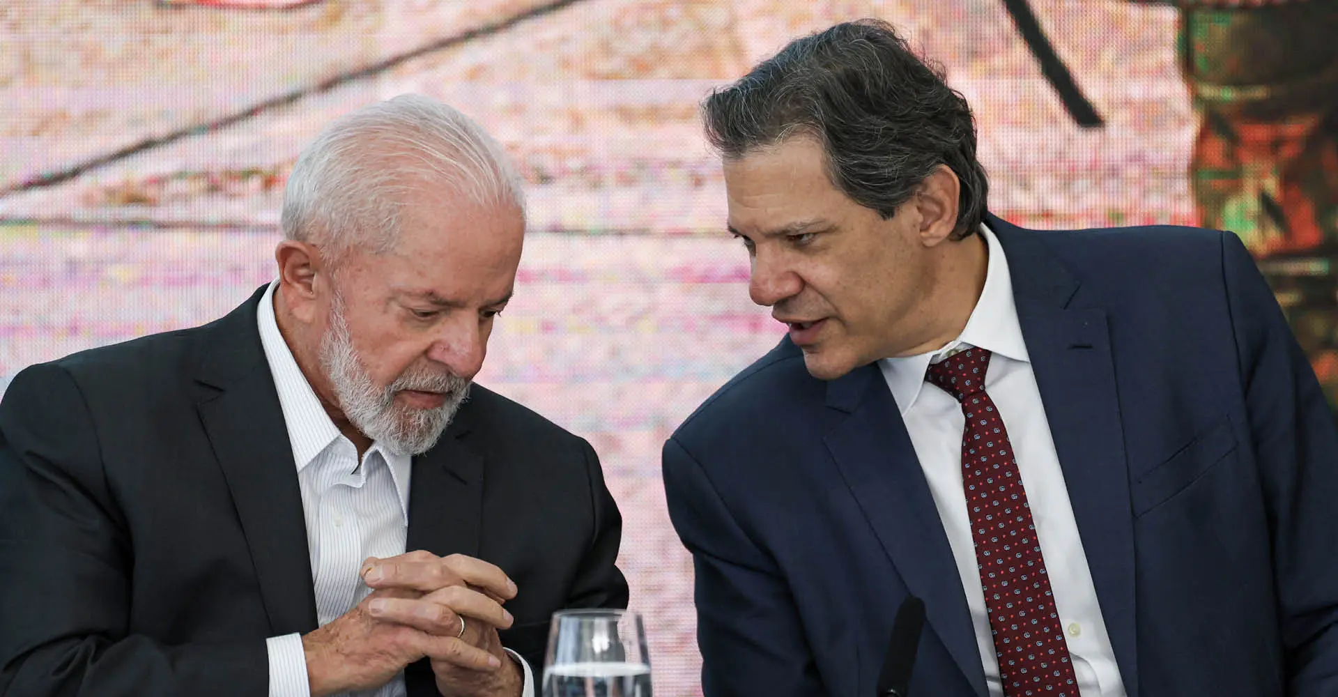O presidente Lula da Silva e o ministro da Fazenda, Fernando Haddad: inflação de alimentos ajuda a corroer a imagem do governo petista | Foto: José Cruz/Agência Brasil