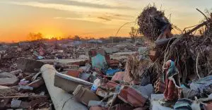 Em meio à destruição de um dos bairros do município de Cruzeiro do Sul (RS), é possível encontrar alguns objetos domésticos que caracterizam o lar dos moradores, como a estatueta no canto direito do que parece ser um santo | Foto: Tauany Cattan/Revista Oeste