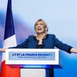 Marine Le Pen, líder do partido RN, discursa na França