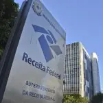 Imagem com a logo da Receita Federal, na sede do Ministério da Fazenda, para representar a alta na arrecadação do Brasil em maio de 2024