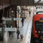 Estação da Companhia Paulista de Trens Metropolitanos (CPTM). Há um trem vermelho parado na estação, com algumas pessoas esperando-o