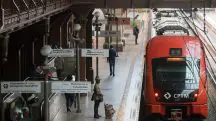 Estação da Companhia Paulista de Trens Metropolitanos (CPTM). Há um trem vermelho parado na estação, com algumas pessoas esperando-o