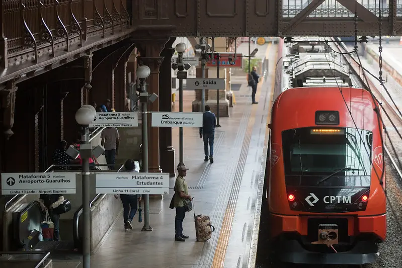 Estação da Companhia Paulista de Trens Metropolitanos (CPTM). Há um trem vermelho parado na estação, com algumas pessoas esperando-o