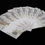 Cédulas de 200 reais, em fundo preto Cédulas de 200 reais, em fundo preto, para ilustrar desvalorização do real, em relação ao dólar dos EUA