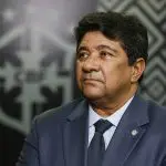 Ednaldo Rodrigues, presidente da CBF. Ele veste terno, camisa e gravata e tem o símbolo da entidade ao fundo