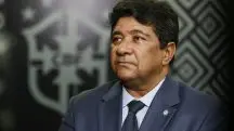 Ednaldo Rodrigues, presidente da CBF. Ele veste terno, camisa e gravata e tem o símbolo da entidade ao fundo