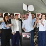 Na foto, o governador de São Paulo, Tarcísio de Freitas (Republicanos) mostra o contrato de expansão do metrô de São Paulo até Taboão da Serra (SP) assinado, em evento, ao lado de apoiadores