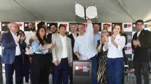 Na foto, o governador de São Paulo, Tarcísio de Freitas (Republicanos) mostra o contrato de expansão do metrô de São Paulo até Taboão da Serra (SP) assinado, em evento, ao lado de apoiadores
