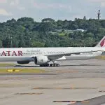 Imagem do avião da Qatar Airways em Atenas