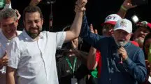 O pré-candiato do Psol à Prefeitura de São Paulo, Guilherme Boulos, ao lado do presidente Lula, durante ato em homenagem ao Dia dos Trabalhadores, na capital paulista - 01/05/2024 | Foto: Taba Benedicto/Estadão Conteúdo