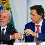 O presidente Lula (à esq) e o ministro da Fazenda, Fernando Haddad (à dir), durante a sanção do Projeto de Lei 2/2024, no Palácio do Planalto - 28/05/2024 | Foto: Wilton Junior/Estadão Conteúdo