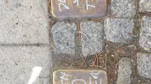 ‘Judeus são criminosos’, diziam as mensagens escritas nas pedras que estão embutidas nas calçadas para marcar as casas que pertenciam aos judeus que moravam na Alemanha