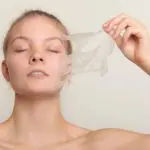O peeling de fenol é uma técnica que utiliza uma substância ácida, o fenol, para induzir a queimadura e descamação da pele, de maneira a promover a renovação celular | Foto: Reprodução/Canva