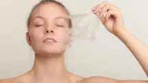 O peeling de fenol é uma técnica que utiliza uma substância ácida, o fenol, para induzir a queimadura e descamação da pele, de maneira a promover a renovação celular | Foto: Reprodução/Canva