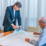 Marcio Pochmann, presidente do IBGE, apresenta o mapa ao presidente Luiz Inácio Lula da Silva