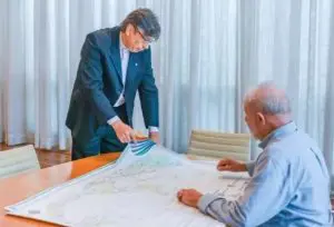 Marcio Pochmann, presidente do IBGE, apresenta o mapa ao presidente Luiz Inácio Lula da Silva