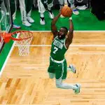 O guarda do Boston Celtics, Jaylen Brown, enterrou contra o Dallas Mavericks durante o primeiro tempo do quinto jogo das finais da NBA de 2024 no TD Garden (17/06/2024) | Foto: Peter Casey/USA Today Sport via Reuters