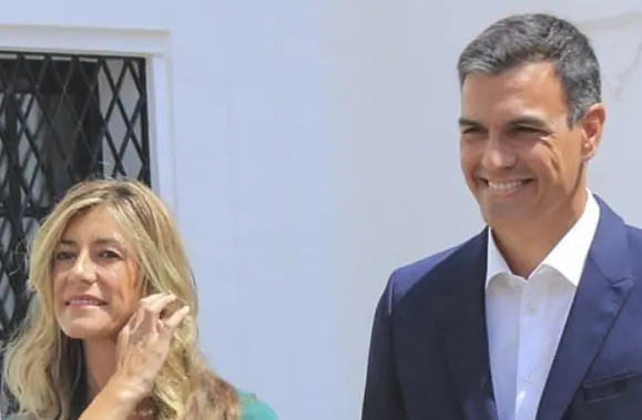 Primeiro-ministro da Espanha, Pedro Sánchez, ao lado de sua esposa, Begoña Gómez. Ela é acusada de corrupção empresarial e tráfico de influência