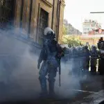 Um membro da Polícia Militar caminha nas proximidades da sede do Poder Executivo, em La Paz - 26/6/2024 | Foto: Claudia Morales/Reuters
