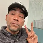 Na publicação, o cantor compartilhou uma foto do braço, com uma pulseira de um hospital da rede Orlando Health | Foto: Reprodução/Instagram