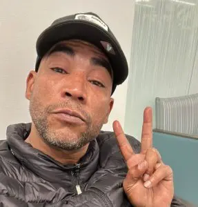 Na publicação, o cantor compartilhou uma foto do braço, com uma pulseira de um hospital da rede Orlando Health | Foto: Reprodução/Instagram