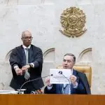 Capinha atrás de ministro do STF, Barroso