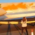 Momento em que ativista borrifa tinta laranja no jato taxiado