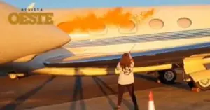 Momento em que ativista borrifa tinta laranja no jato taxiado