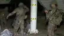 Imagens dos soldados sul-coreanos recolhendo lixo enviado pelo Norte