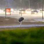 Chuva forte em uma das principais avenidas de Brasília