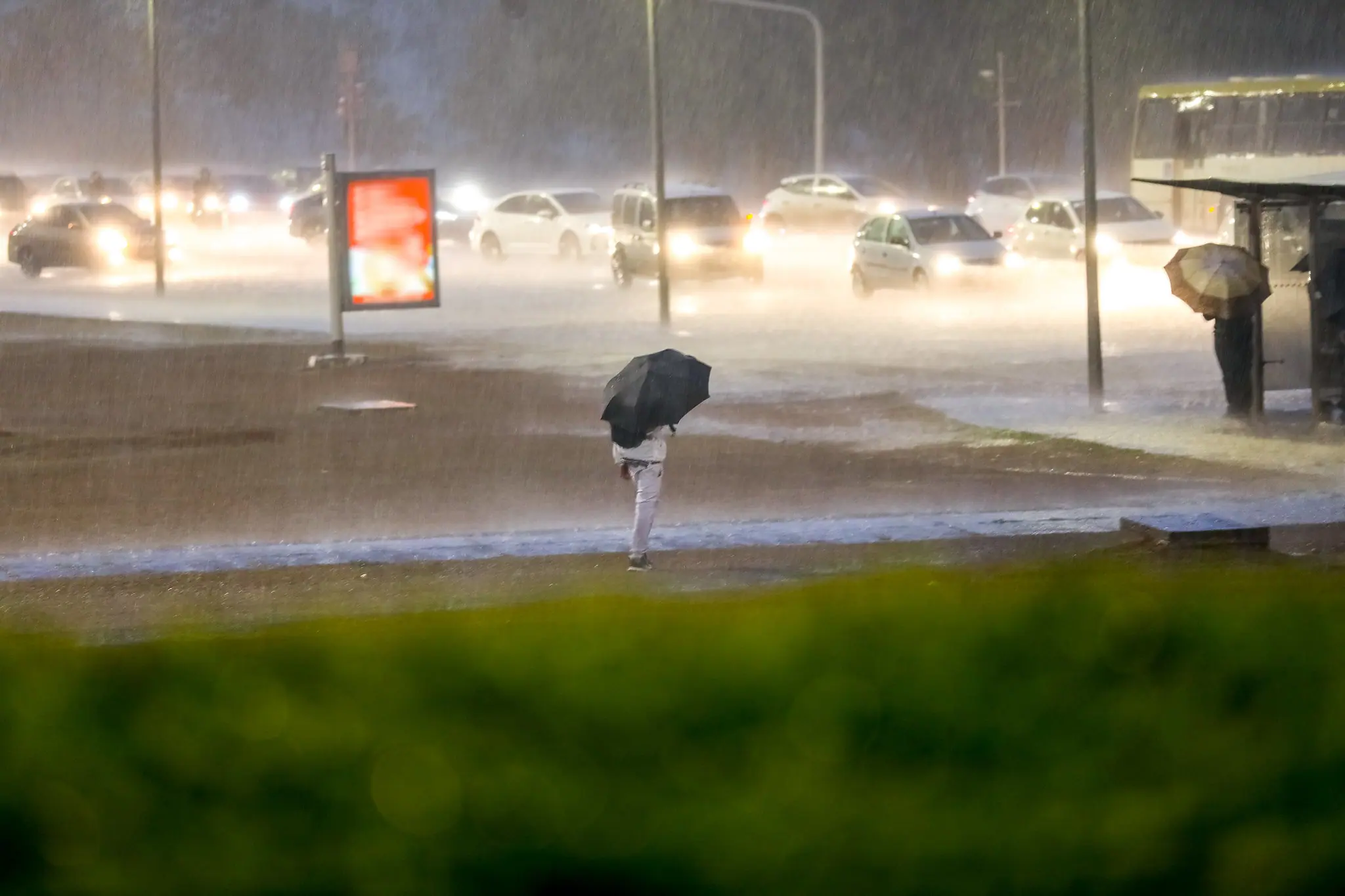 Chuva forte em uma das principais avenidas de Brasília