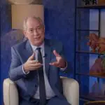 Ciro Gomes, em entrevista ao MyNews. Ele está sentado e usa terno